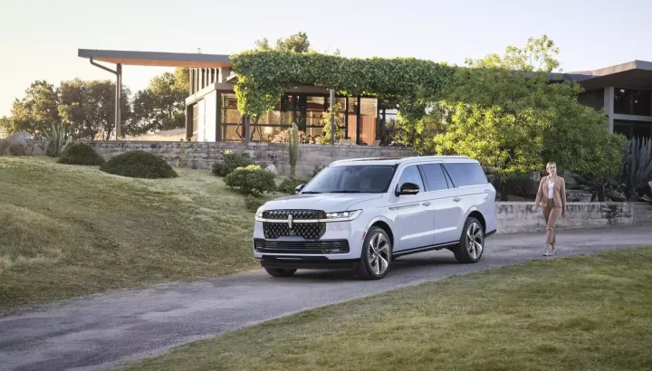 Lincoln Navigator 2025 gặp "vận đen" với thanh đèn hậu