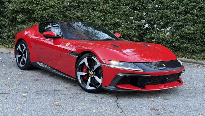 Nhà sưu tập Ferrari vội bán chiếc 12Cilindri đời 2025 chỉ vì tay người qua đường đập vào xe