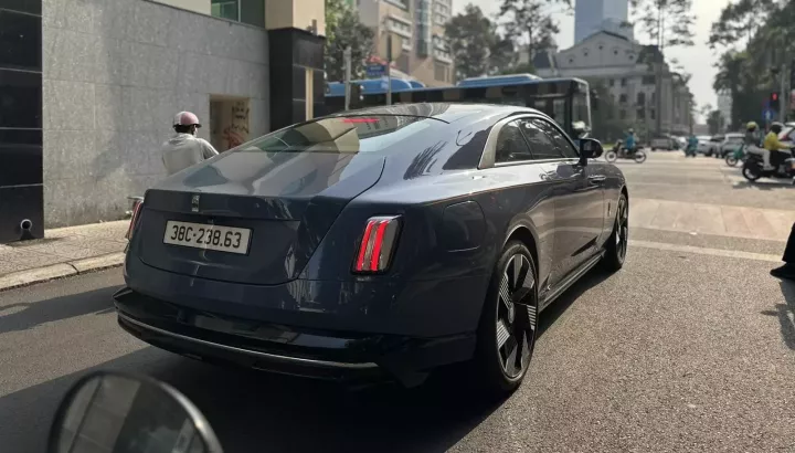 Rolls-Royce Spectre gia nhập đội xe gần 1.000 tỷ đồng nhưng mang biển số 40 triệu đồng của tỷ phú USD Việt Nam