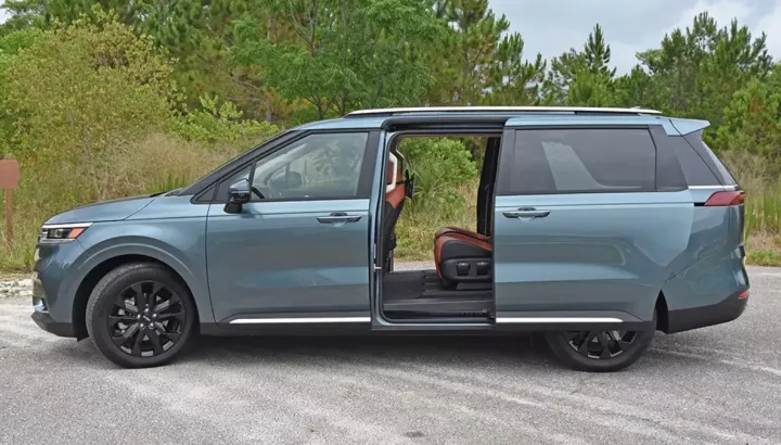 Chủ xe Kia Carnival tố cửa trượt nguy hiểm, Kia khẳng định chưa có ai bị thương