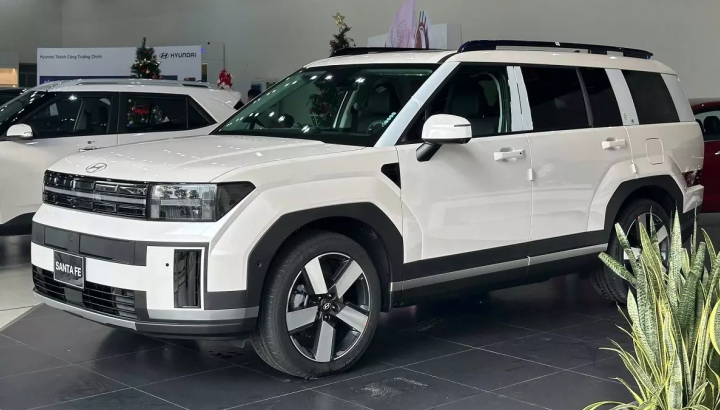 Hyundai Santa Fe Hybrid mới ra mắt Việt Nam đã giảm giá 50 triệu đồng