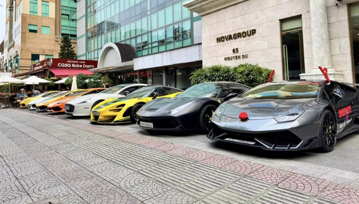 Dàn siêu xe tụ tập ở Tp.HCM, có Lamborghini Gallardo đời đầu xuất hiện