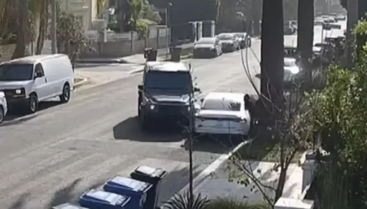 Người phụ nữ lái chiếc Mercedes-AMG G63 đâm vào xe của 3 kẻ gian trộm nhà mình