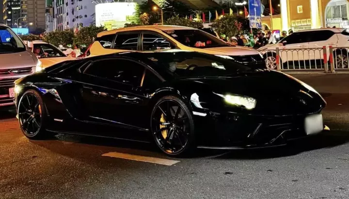 Siêu xe Lamborghini Aventador S hàng hiếm Việt Nam dạo phố ngày cuối năm