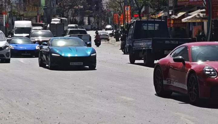 Dàn siêu xe từ Tp.HCM chạy lên Đà Lạt du Xuân ngày đầu năm mới