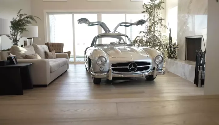 Mang chiếc Mercedes-Benz hơn 70 tuổi vào phòng khách trưng bày chủ xe mới phát hiện bí mật động trời