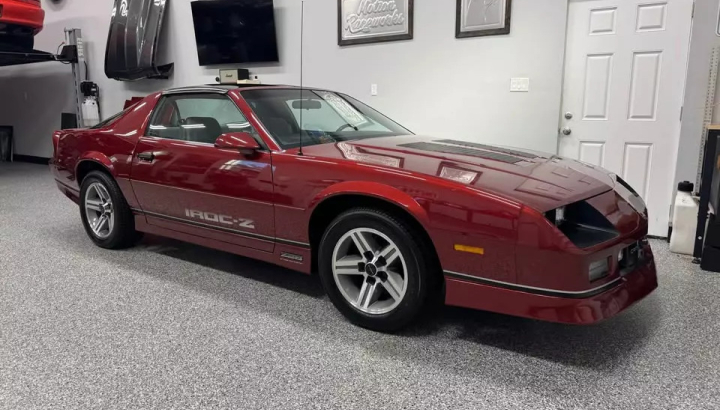 Thú vị về câu chuyện chiếc xe Chevrolet Camaro IROC-Z được chủ cho đậu trong garage từ 1987 đến nay