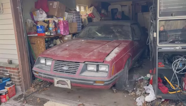 Vợ chồng già bán đi chiếc Ford Mustang cũ để có thể ở trong ngôi nhà của mình sau 10 năm xa cách