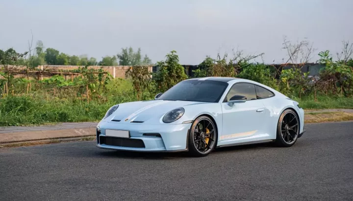 Porsche 911 GT3 từng của Cường "Đô-la" được cho dán màu xanh ngọc bích, vẫn thuộc bản Touring