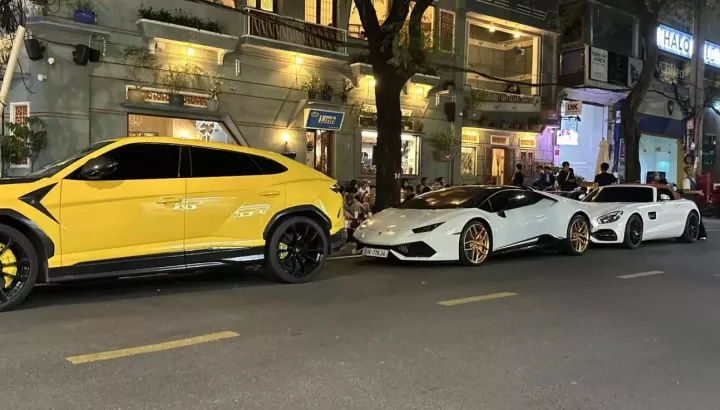 Dàn xe khủng của 1 doanh nhân Tp.HCM xuống phố, Mercedes-AMG GT Roadster độc nhất Việt Nam