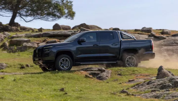 Mitsubishi bắt đầu sản xuất Nissan Rogue Plug-in Hybrid và Navara phiên bản 2026