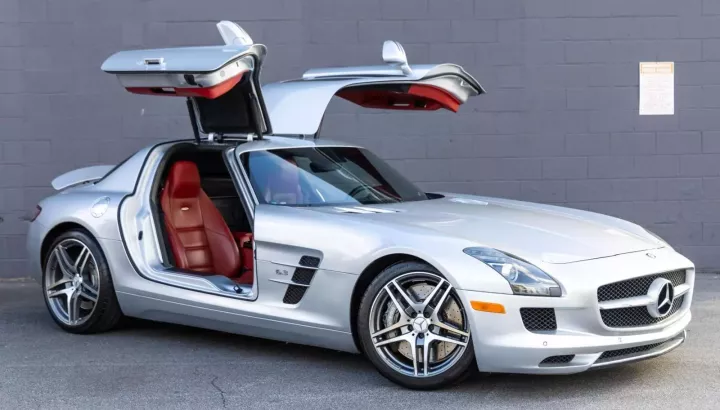 Siêu xe cửa cánh chim Mercedes-Benz SLS AMG này ít bị nhốt trong garage, 15 năm chạy hơn 10 vạn km