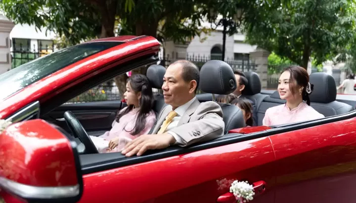 Tỷ phú Phạm Nhật Vượng lái xe VinFast VF 8 mui trần trong lễ thành hôn của con trai