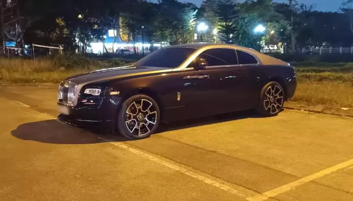Rolls-Royce Wraith "Black Badge" lạ mắt trên đường phố Hà Nội