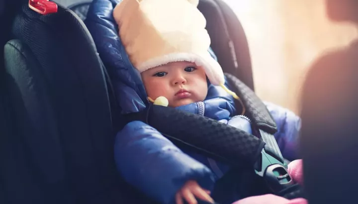 Vì sao không bao giờ nên cho trẻ mặc áo khoác mùa đông dày khi đi ô tô?