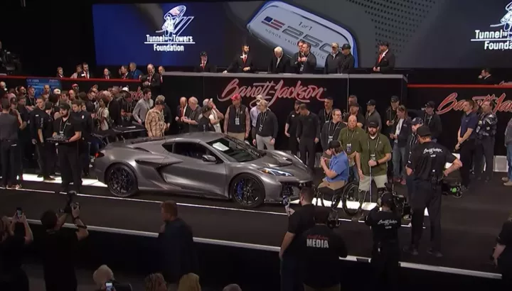 Chevrolet Corvette ZR1X VIN 001 được bán với giá 2,6 triệu USD, người mua không ai khác ngoài doanh nhân này