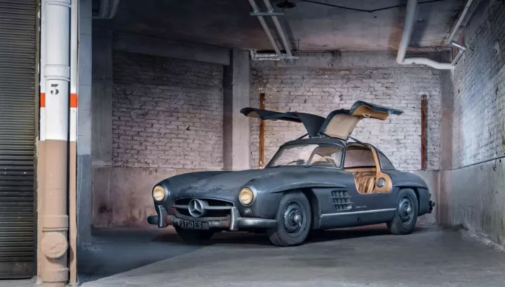 Đừng nhìn chiếc Mercedes-Benz 300 SL Gullwing đầy bụi bặm này mà nghĩ rẻ, ai đó đã bỏ ra 136 tỷ đồng để sở hữu