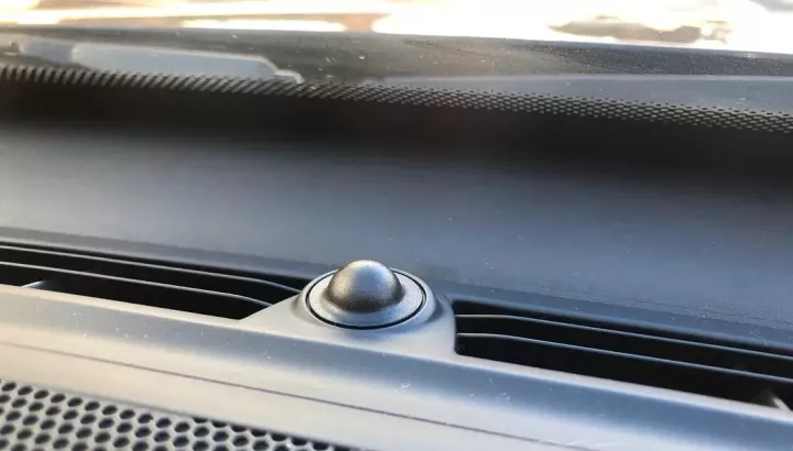 Quả cầu nhỏ trên mặt táp-lô của ô tô dùng để làm gì?