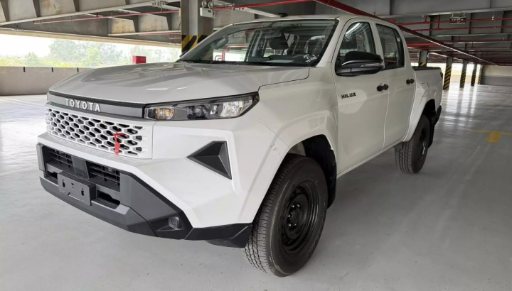 Cận cảnh Toyota Hilux 2026 bản 1 cầu số sàn mới ra mắt Việt Nam với giá 632 triệu đồng