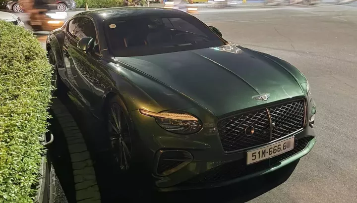 Hà Nội gọi, doanh nhân Sài thành đáp lời với Bentley Continental GT thế hệ mới cùng màu, biển số gần 1 tỷ đồng