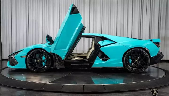 Lamborghini Revuelto màu Blu Glauco đang chờ bạn bay đến Miami để rước về