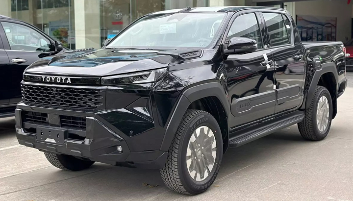 Ngắm hình ảnh thực tế của Toyota Hilux 2026 bản 2 cầu số tự động tại đại lý Việt