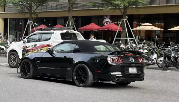 Hàng độc Ford Mustang GT/CS Convertible trên đường phố Sài thành