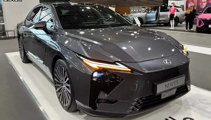 Đại lý Việt nhận cọc cho xế sang Lexus ES thế hệ mới, giá khởi điểm trên 2,3 tỷ đồng
