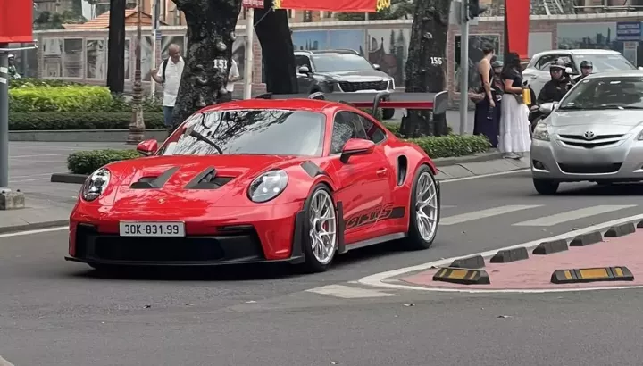 Siêu xe đua đường phố Porsche 911 GT3 RS của doanh nhân Hà Nội dạo phố tại Tp.HCM