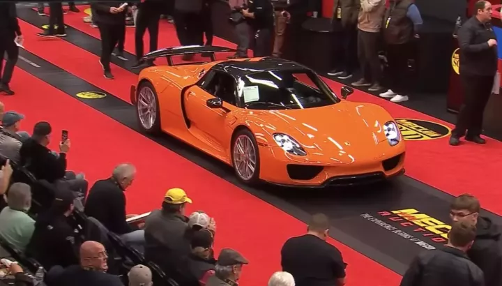 "Qua" Vũ sẽ cười tít mắt khi biết chiếc Porsche 918 Spyder này mới được bán hơn 6 triệu USD