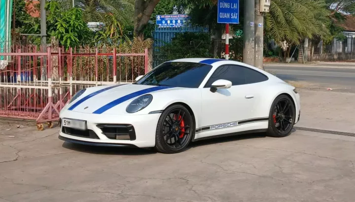 Bắt gặp xe thể thao Porsche 911 4 GTS hàng hiếm tại Việt Nam