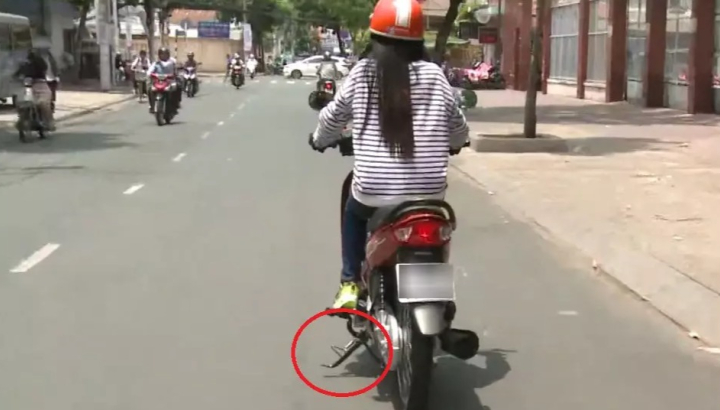 Không gạt chân chống xe máy có thể bị phạt tới 14 triệu đồng