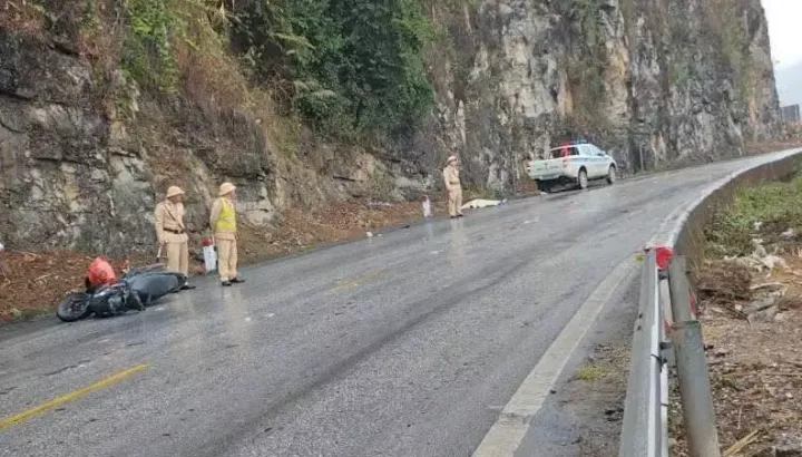 Video quay khoảnh khắc ô tô vượt ẩu tại khúc cua trên quốc lộ 6, cán tử vong 2 người đi xe máy