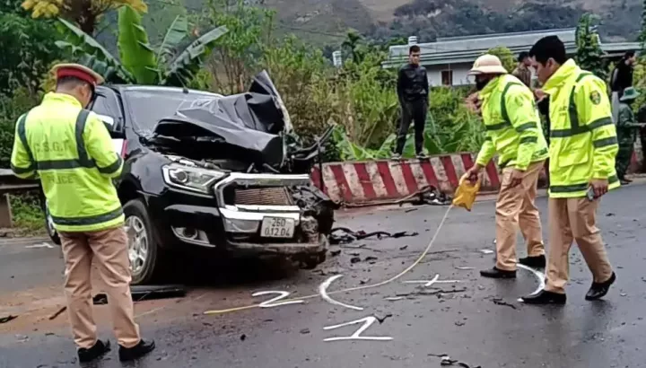 Video: Lấn làn khi ôm cua, xe bán tải tông trực diện ô tô tải trên quốc lộ 6