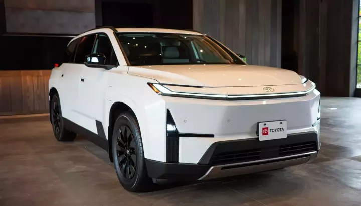 SUV gia đình Toyota Highlander lột xác thành ô tô điện, chạy tối đa hơn 500 km sau khi sạc