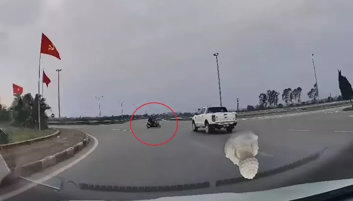 Video: Xe máy đi ngược chiều tại vòng xuyến, tông ngang xe bán tải, 2 vợ chồng thương vong