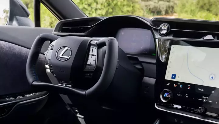 Sau tay nắm cửa ẩn, đến lượt vô lăng chữ nhật bị "cấm cửa"