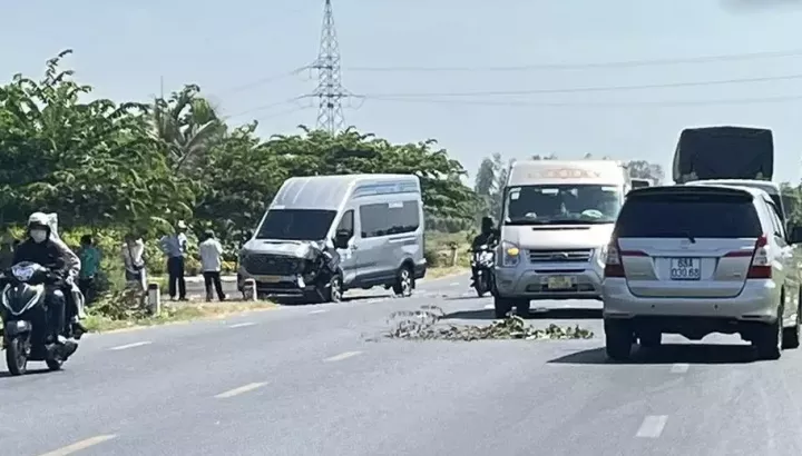 Video: Né ô tô đi từ nhà ra, tài xế tông trúng Ford Transit trên đường tránh Long Xuyên