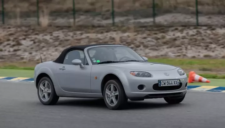 Mazda từng bí mật nhét động cơ V6 vào MX-5 nhưng phải từ bỏ vì 2 lý do