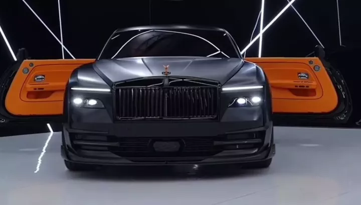 Chiếc Rolls-Royce Spectre màu đen trông như một ông vua thực thụ của màn đêm