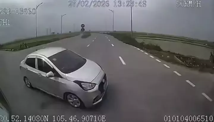 Rùng mình với cảnh 2 ô tô "chạy như ma đuổi" và va chạm tại ngã tư khiến cặp vợ chồng thương vong