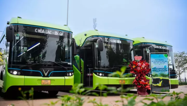 VinBus khai trương 2 tuyến buýt điện nối Trung tâm Hà Nội với Khu Công nghệ cao Hòa Lạc