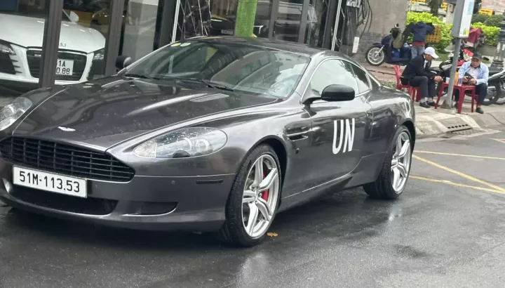 "Qua" Vũ lái Aston Martin DB9 hơn 15 năm tuổi xuống đường