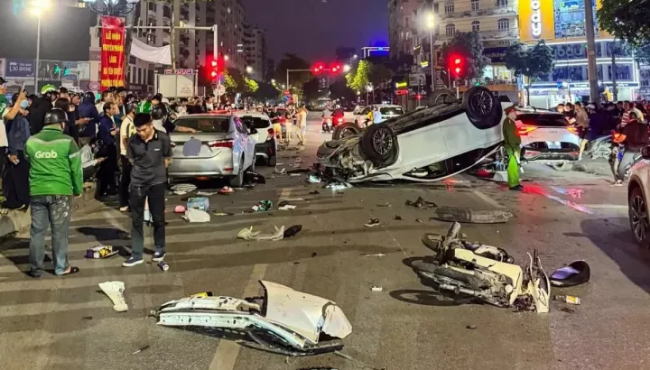 Video quay khoảnh khắc xe sang Lexus gây tai nạn liên hoàn tại Hà Nội