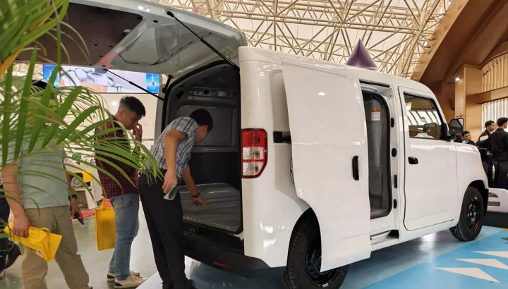 VinFast EC Van phiên bản cửa lùa mới được trưng bày tại Trung tâm Triển lãm Việt Nam