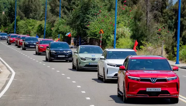 Vingroup gia hạn chương trình giảm giá cho khách hàng chuyển đổi từ xe xăng sang ô tô điện