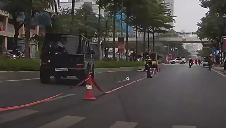 Hà Nội: SUV hạng sang Mercedes-Benz G-Class tông tử vong cụ ông đi tập thể dục lúc sáng sớm