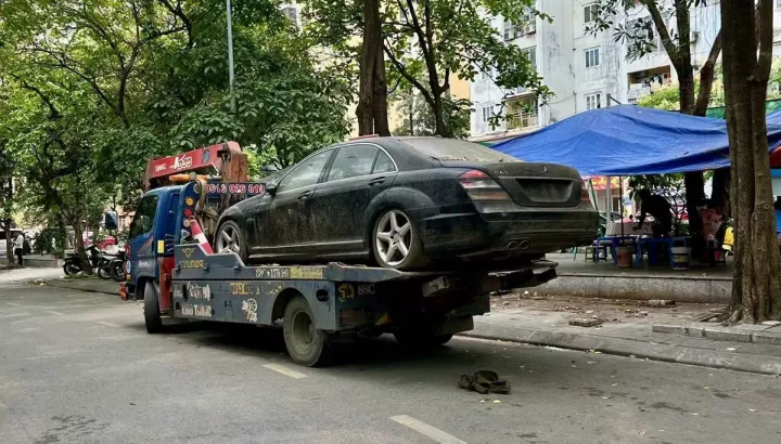 Lý do khiến chiếc Mercedes-AMG S63 đỗ trên vỉa hè Hà Nội suốt 10 năm bị cẩu đi