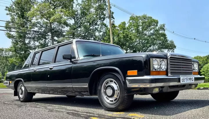 ZIL-4104 - limousine chế tạo thủ công dành riêng cho giới lãnh đạo cấp cao của Liên Xô