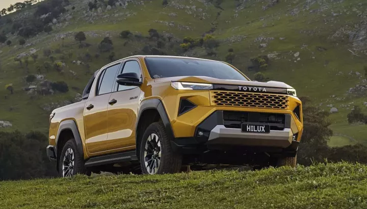 Toyota Hilux vươn lên dẫn trước người anh em Vios về mặt doanh số trong tháng 5/2026